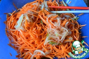 Морковь по-корейски с маринованными огурцами