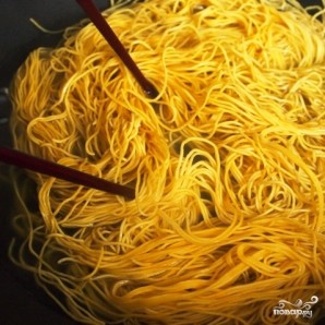 Яичная лапша с соевым соусом