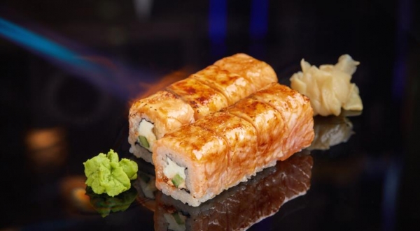 Ролл Филадельфия в карамели с красной икрой