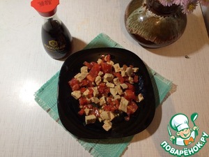 Салат из сыра, помидоров и перца