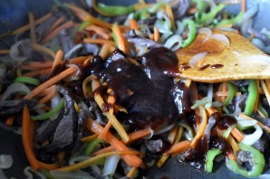 Маринованная говядина с овощами и зеленью