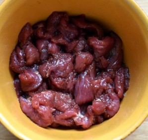 Маринованная говядина с овощами и зеленью