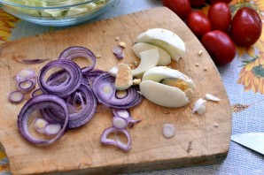 Салат с пряным языком и овощами