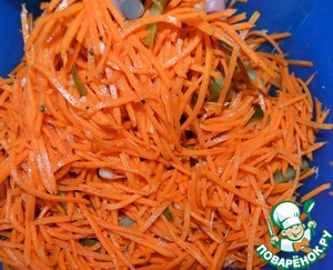 Морковь по-корейски с маринованными огурцами