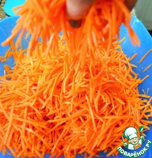 Морковь по-корейски с маринованными огурцами