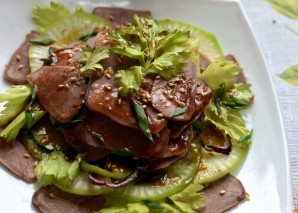 Салат из языка с овощами и острой заправкой