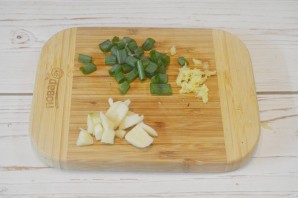 Свиные отбивные с китайской капустой и рисовой лапшой