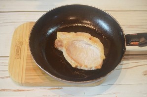 Свиные отбивные с китайской капустой и рисовой лапшой