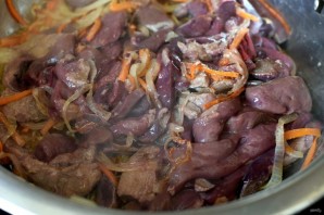 Горячая закуска из печени с грушей