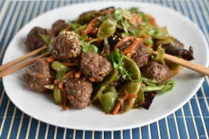 Фрикадельки по-китайски с овощами в кисло-сладком соусе