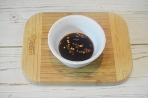 Свиные отбивные с китайской капустой и рисовой лапшой