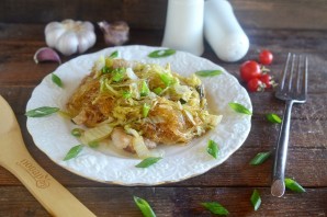Свиные отбивные с китайской капустой и рисовой лапшой
