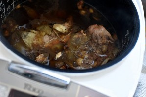 Салат с пряным языком и овощами