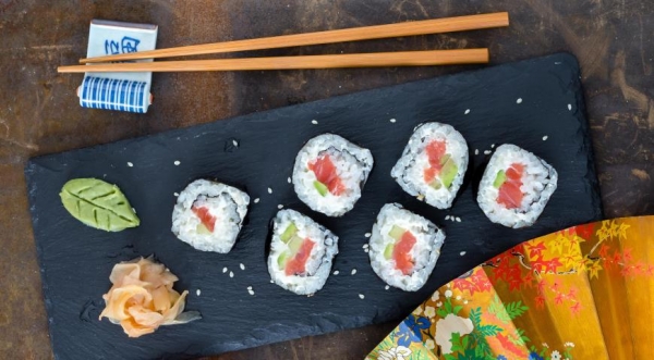 Футомаки с&nbsp;лососем, авокадо и&nbsp;огурцом