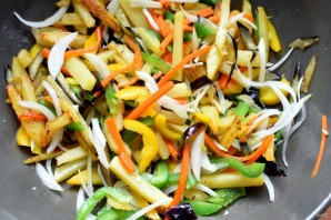 Картофель, жареный с овощами по-азиатски
