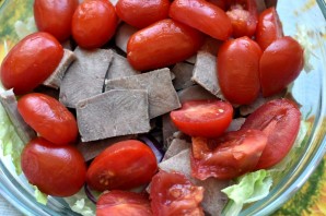 Салат с пряным языком и овощами