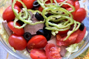 Салат с пряным языком и овощами