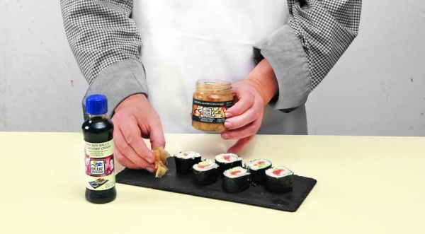 Футомаки с&nbsp;лососем, авокадо и&nbsp;огурцом