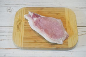 Свиные отбивные с китайской капустой и рисовой лапшой