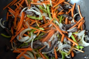 Маринованная говядина с овощами и зеленью