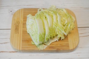 Свиные отбивные с китайской капустой и рисовой лапшой