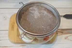 Свиные отбивные с китайской капустой и рисовой лапшой