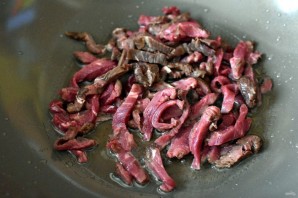 Маринованная говядина с овощами и зеленью